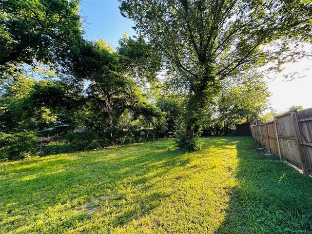 107 N Dwight Avenue, Dallas, TX 75211
