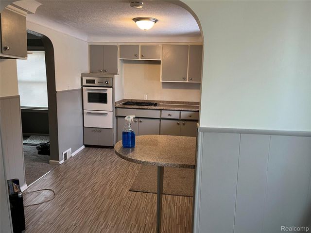 13505 Saint Andrews Avenue, Warren, MI 48089