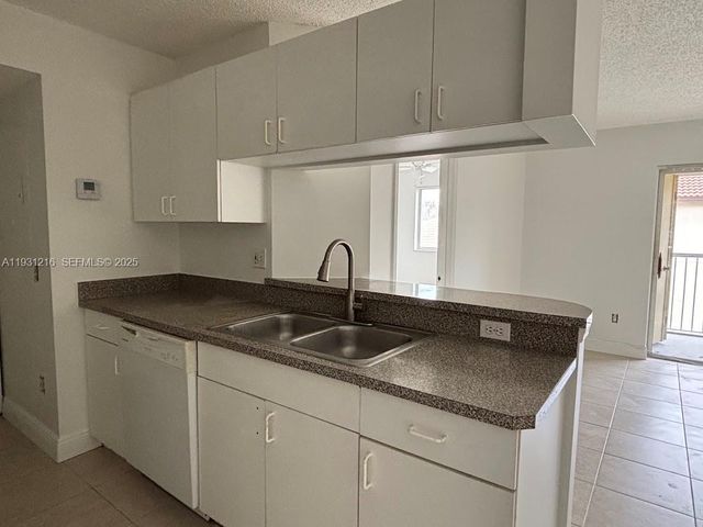 440 S Park Rd 4-303, Hollywood, FL 33021