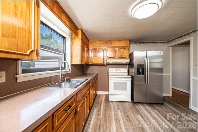 2649 Westview Acres Street, Hickory, NC 28601