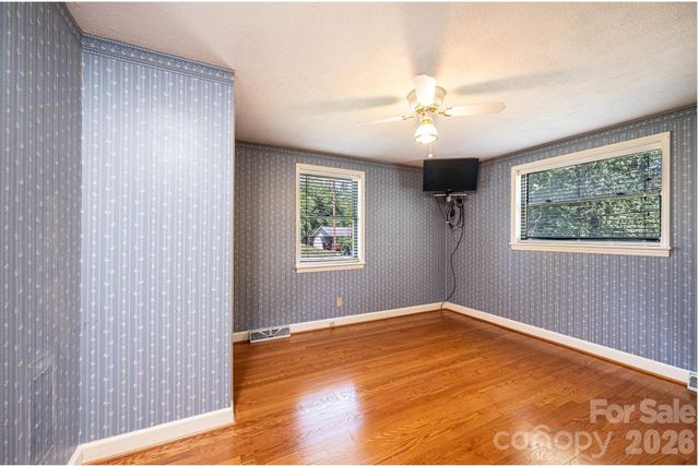 2649 Westview Acres Street, Hickory, NC 28601
