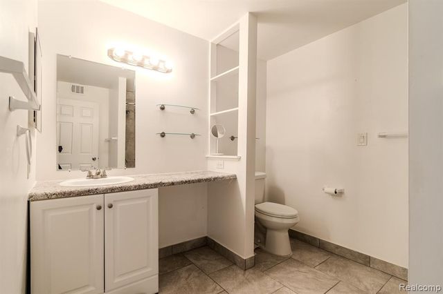 474 Fox Hills Drive 2, Bloomfield Hills, MI 48304