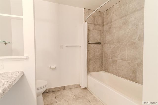474 Fox Hills Drive 2, Bloomfield Hills, MI 48304