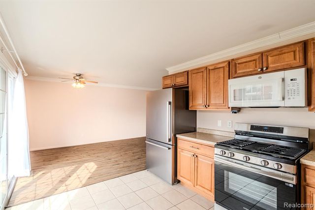 474 Fox Hills Drive 2, Bloomfield Hills, MI 48304