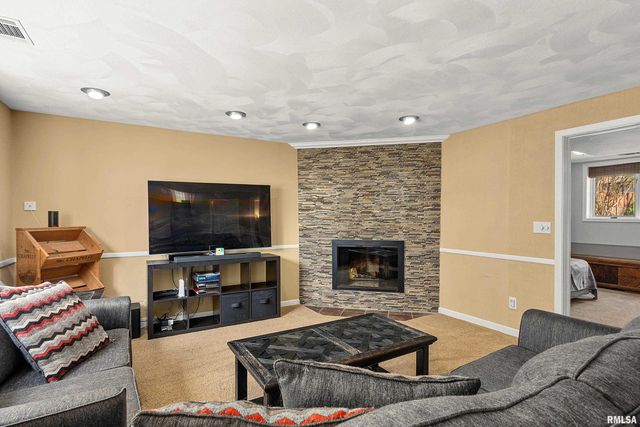 6602 N CHATEAU Place, Peoria, IL 61615