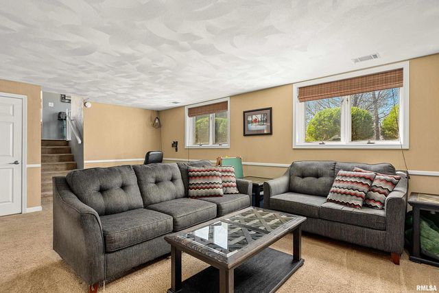 6602 N CHATEAU Place, Peoria, IL 61615