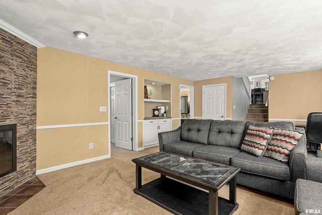 6602 N CHATEAU Place, Peoria, IL 61615