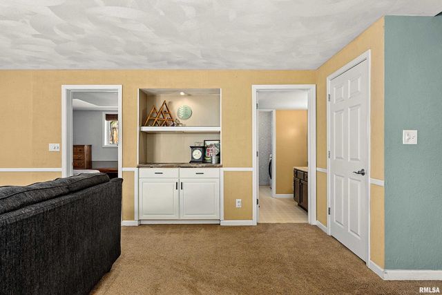 6602 N CHATEAU Place, Peoria, IL 61615