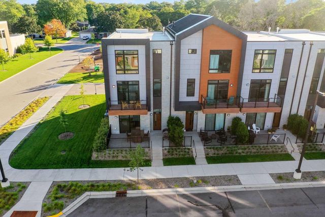 1071 BROOKWOOD DRIVE, Green Bay, WI 54304