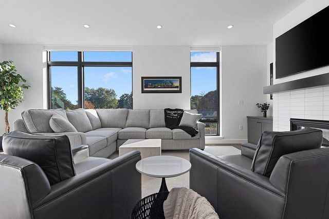 1071 BROOKWOOD DRIVE, Green Bay, WI 54304