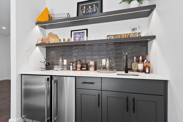 1071 BROOKWOOD DRIVE, Green Bay, WI 54304