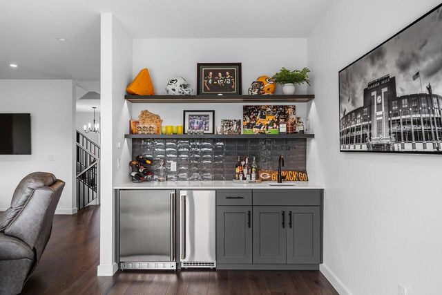 1071 BROOKWOOD DRIVE, Green Bay, WI 54304