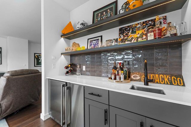 1071 BROOKWOOD DRIVE, Green Bay, WI 54304