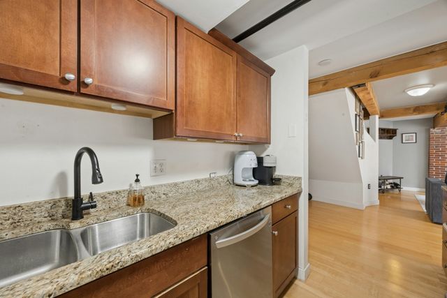 240 Jackson St 330, Lowell, MA 01852