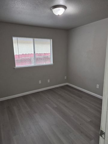 5660 W Tenaya Avenue, Fresno, CA 93722