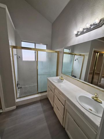 5660 W Tenaya Avenue, Fresno, CA 93722