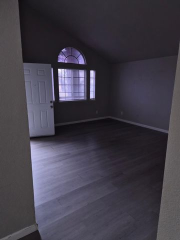 5660 W Tenaya Avenue, Fresno, CA 93722