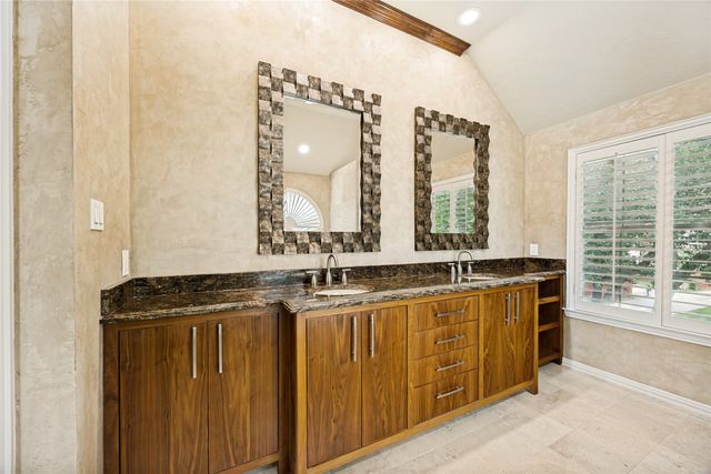 316 Riverwalk Lane, Irving, TX 75063