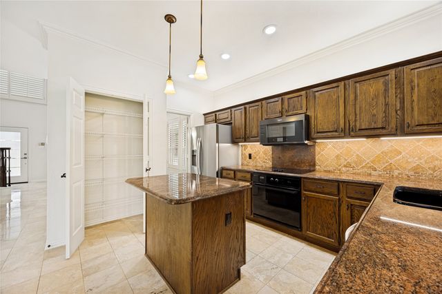 316 Riverwalk Lane, Irving, TX 75063