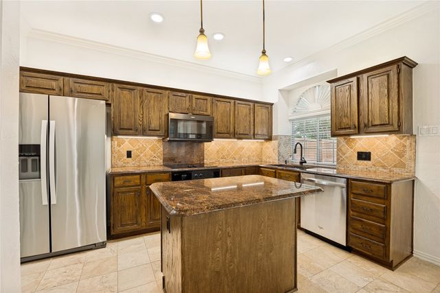 316 Riverwalk Lane, Irving, TX 75063