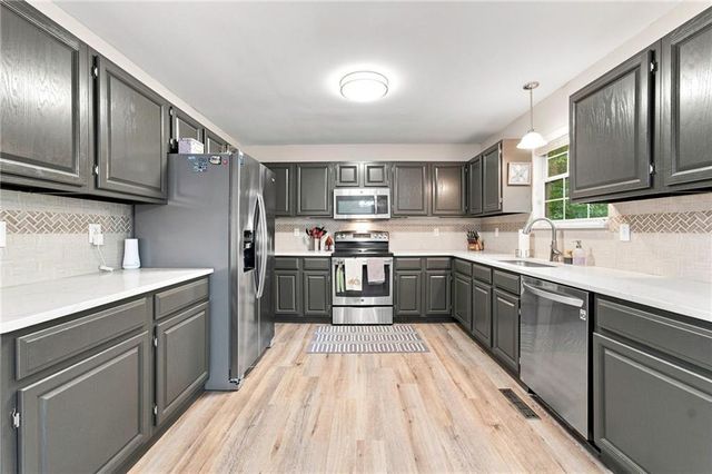716 SE 11th Street, Lee's Summit, MO 64081
