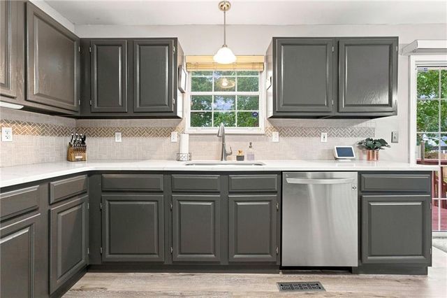 716 SE 11th Street, Lee's Summit, MO 64081