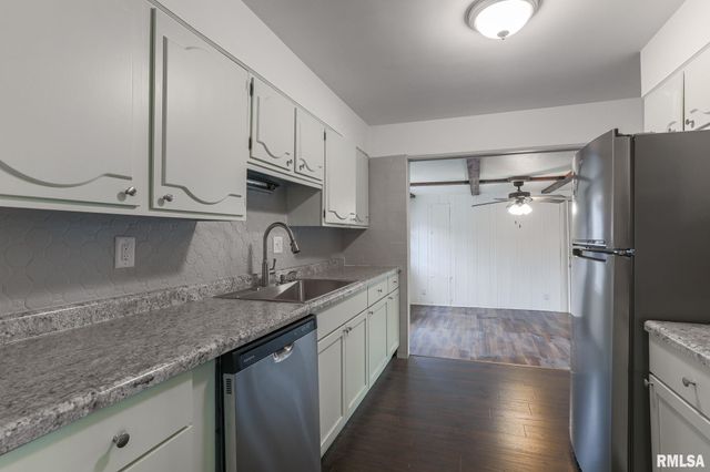 901 W FORREST HILL Avenue, Peoria, IL 61604