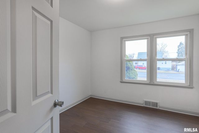 901 W FORREST HILL Avenue, Peoria, IL 61604