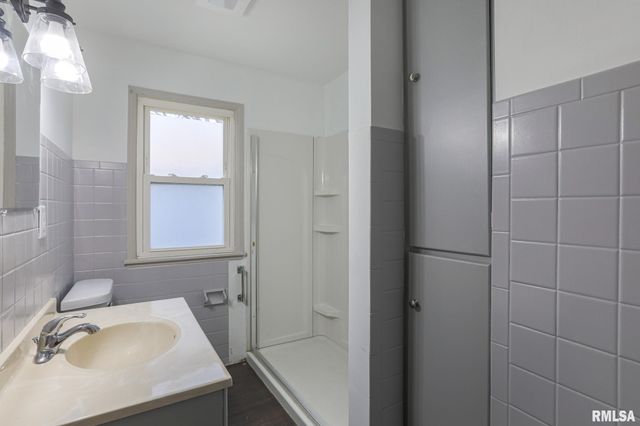 901 W FORREST HILL Avenue, Peoria, IL 61604