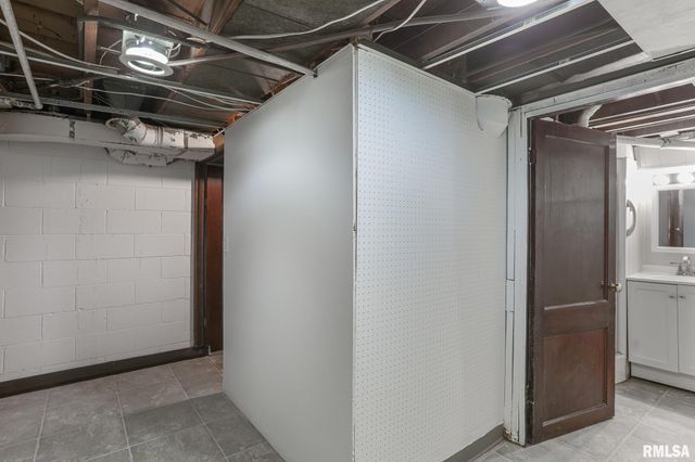 901 W FORREST HILL Avenue, Peoria, IL 61604