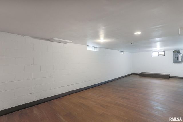 901 W FORREST HILL Avenue, Peoria, IL 61604