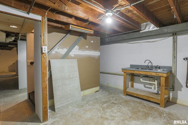 901 W FORREST HILL Avenue, Peoria, IL 61604