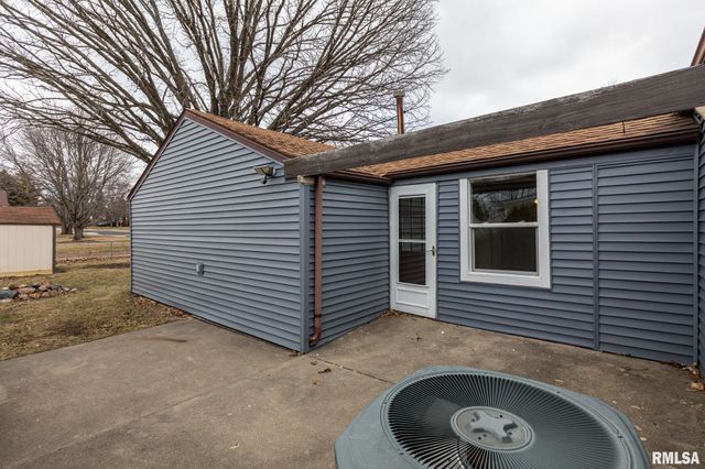 901 W FORREST HILL Avenue, Peoria, IL 61604