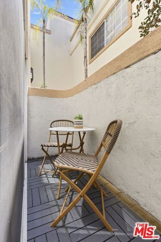 11110 Camarillo Street 122, Toluca Lake, CA 91602