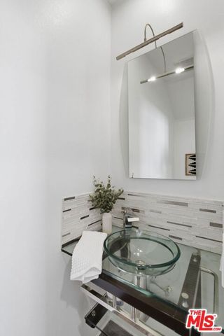 11110 Camarillo Street 122, Toluca Lake, CA 91602