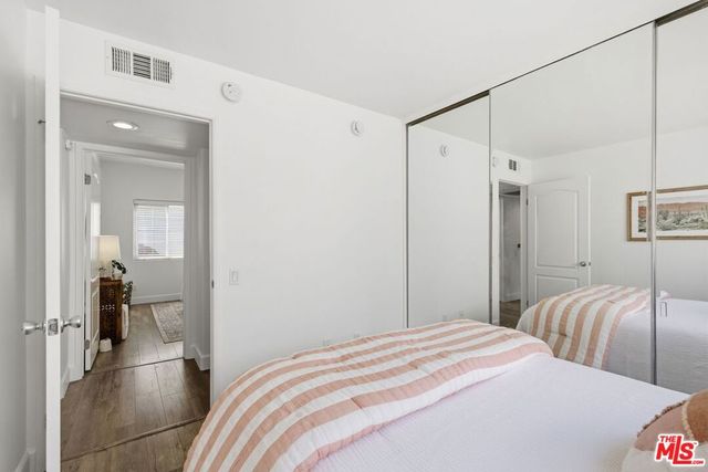 11110 Camarillo Street 122, Toluca Lake, CA 91602