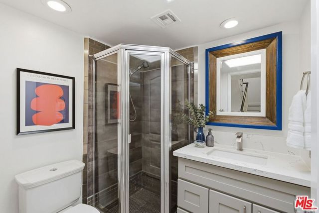 11110 Camarillo Street 122, Toluca Lake, CA 91602