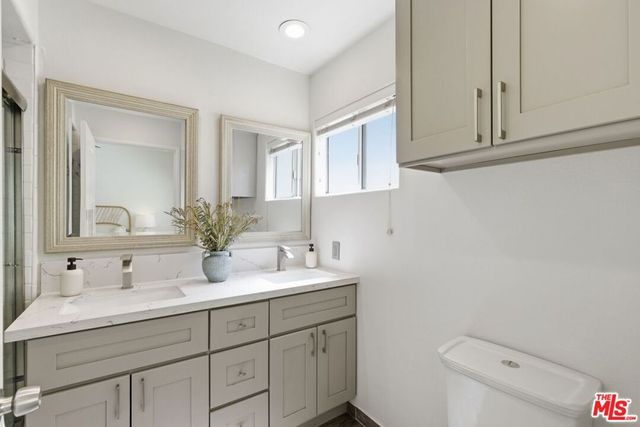 11110 Camarillo Street 122, Toluca Lake, CA 91602