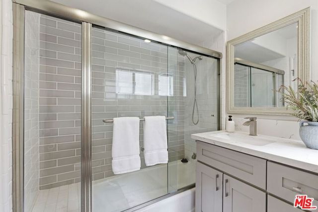 11110 Camarillo Street 122, Toluca Lake, CA 91602