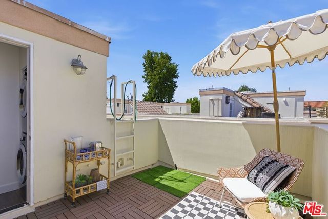 11110 Camarillo Street 122, Toluca Lake, CA 91602