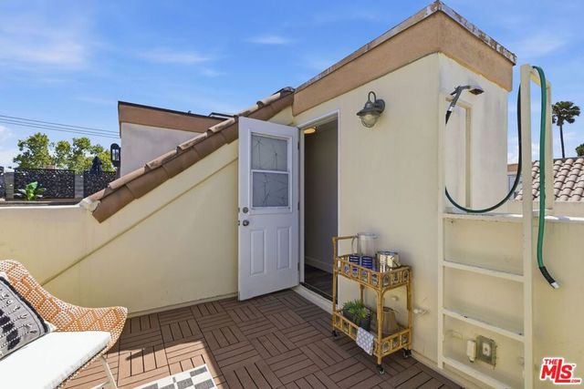 11110 Camarillo Street 122, Toluca Lake, CA 91602