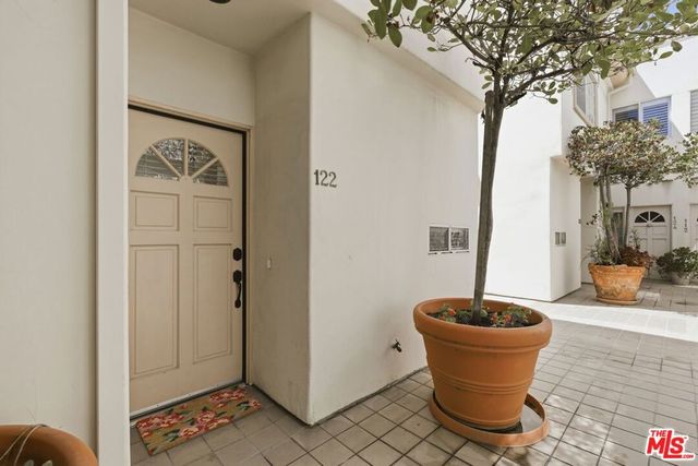 11110 Camarillo Street 122, Toluca Lake, CA 91602