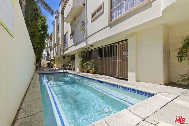 11110 Camarillo Street 122, Toluca Lake, CA 91602