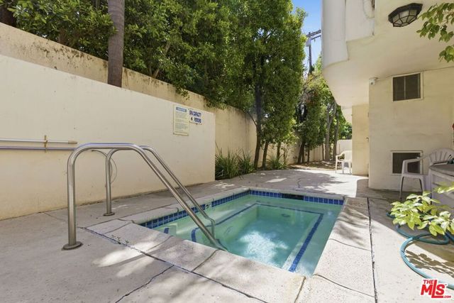 11110 Camarillo Street 122, Toluca Lake, CA 91602