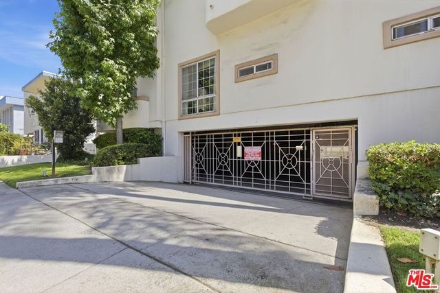 11110 Camarillo Street 122, Toluca Lake, CA 91602