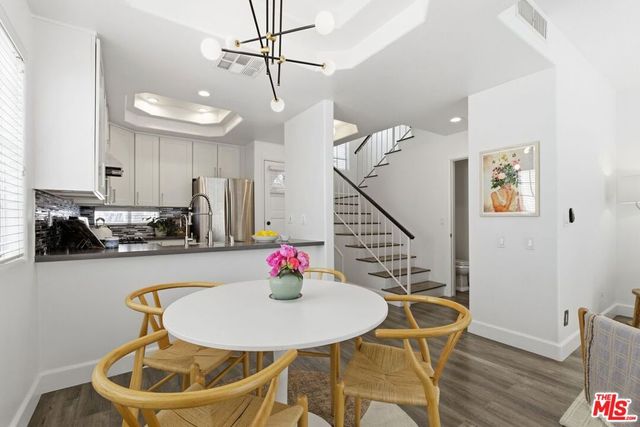 11110 Camarillo Street 122, Toluca Lake, CA 91602