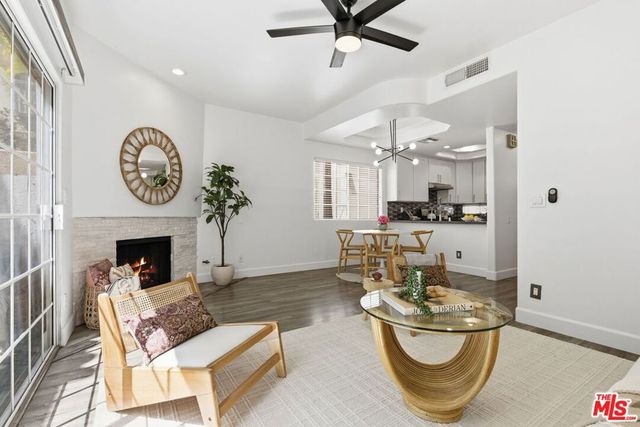 11110 Camarillo Street 122, Toluca Lake, CA 91602