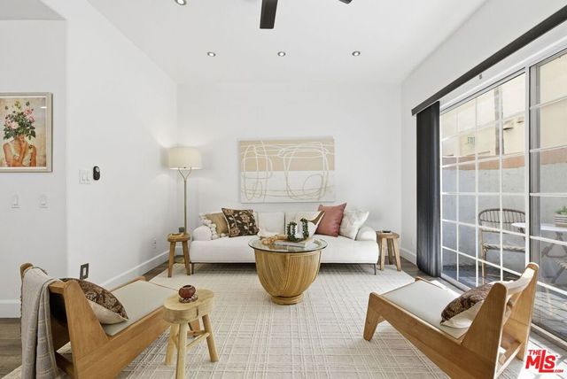 11110 Camarillo Street 122, Toluca Lake, CA 91602