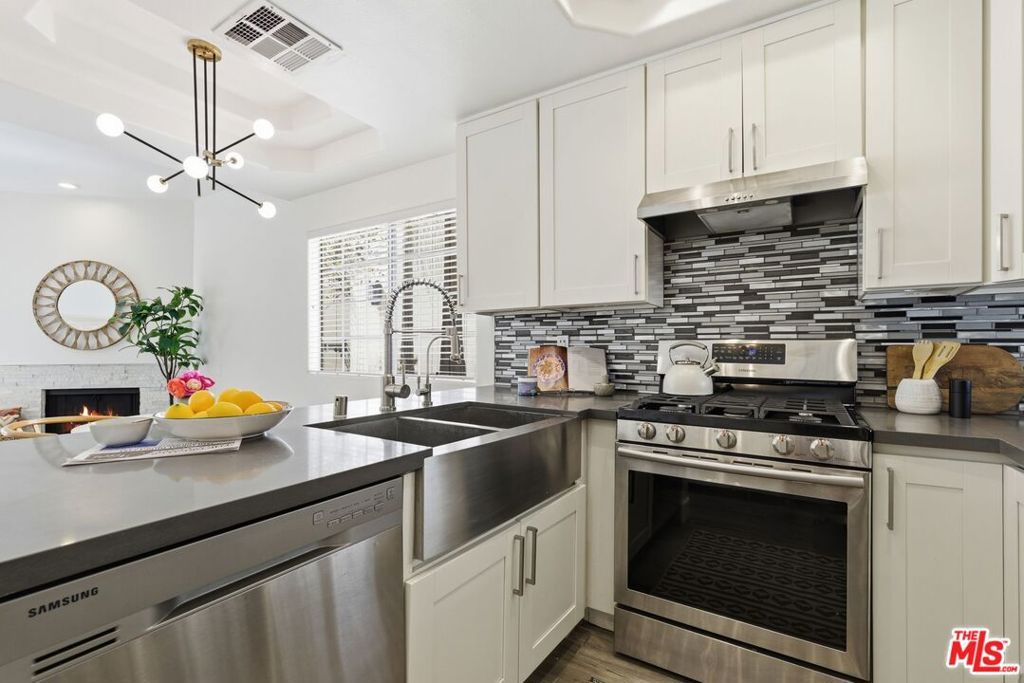 11110 Camarillo Street 122, Toluca Lake, CA 91602
