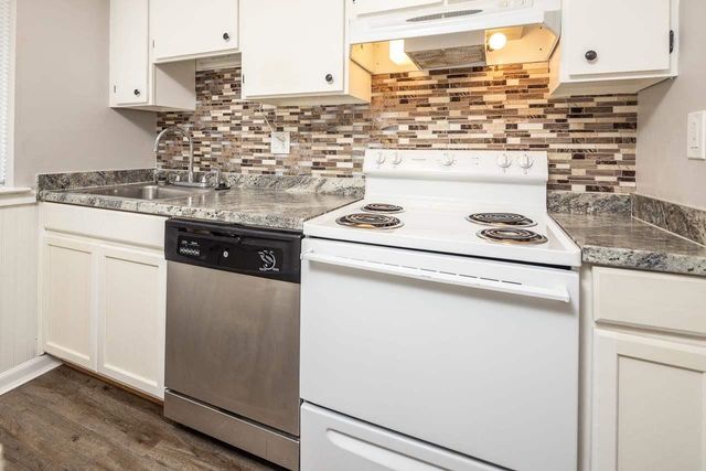 1898 E POPLAR WOODS CIR, Germantown, TN 38138